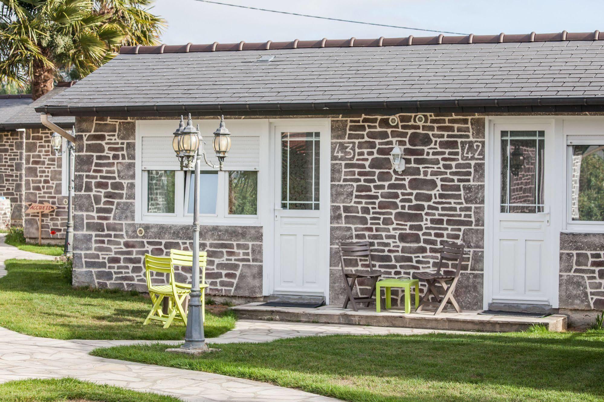 Hotel Restaurant Les 13 Assiettes Le Val-Saint-Père Eksteriør bilde